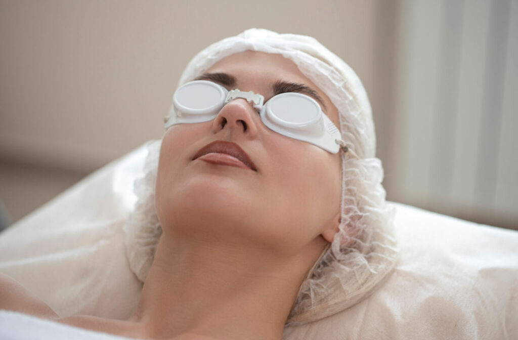 A close-up of a woman with eyes caps during optilight treatment for dry eyes.