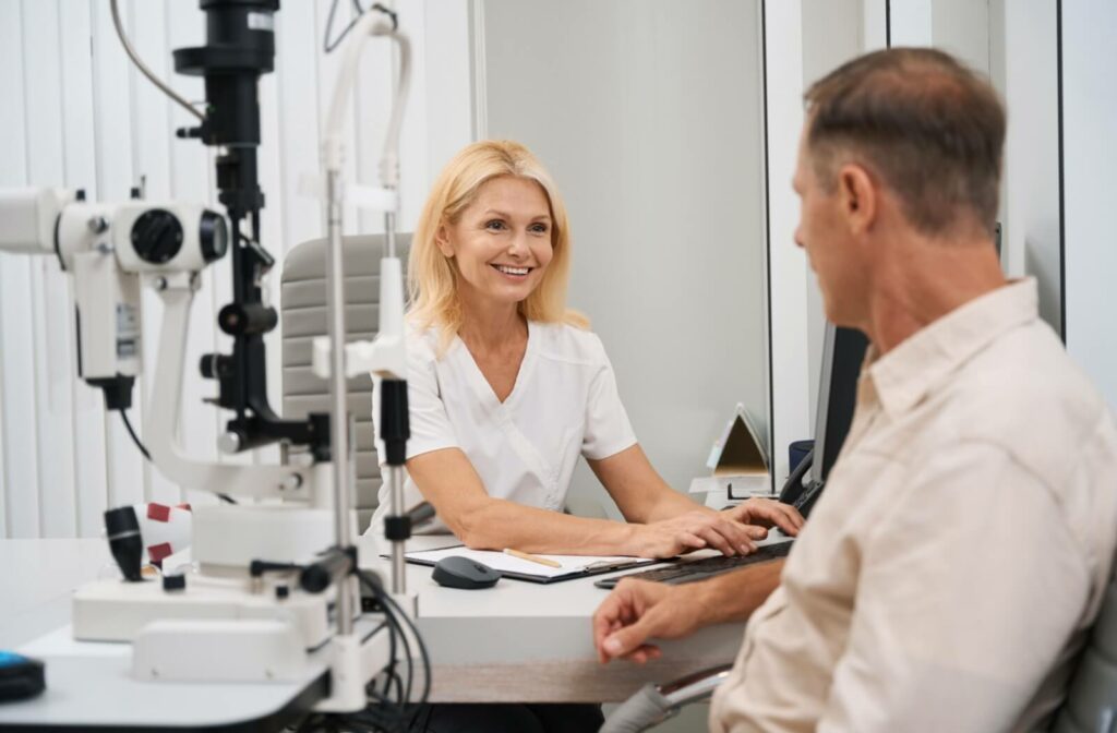  A patient and eye doctor discuss IPL dry eye therapy during a consultation.